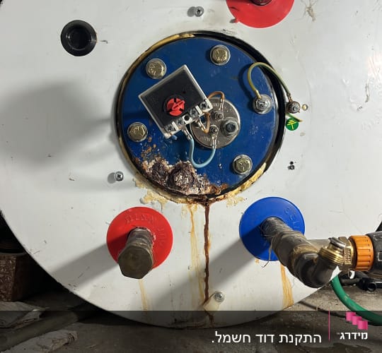 דוד שמש עם חיבורים וצינורות צבעוניים